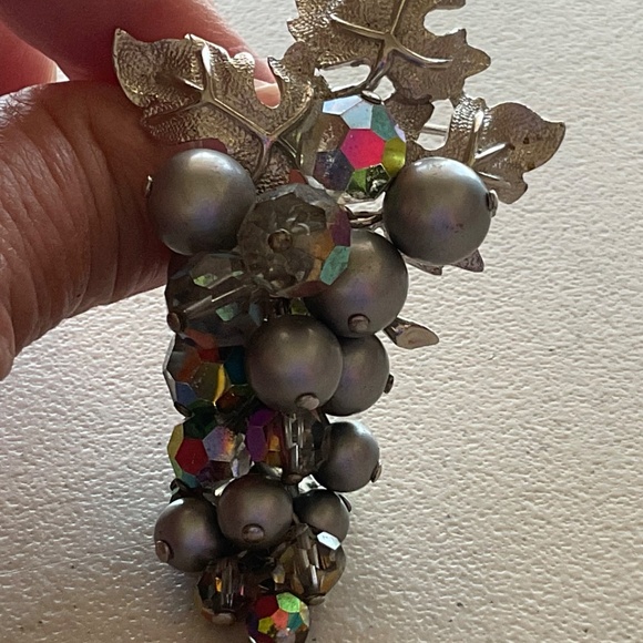 Vtg Brooch Silvertone Grape Cluster gray pearl beads iridescent beads 2.5” - Picture 3 of 9